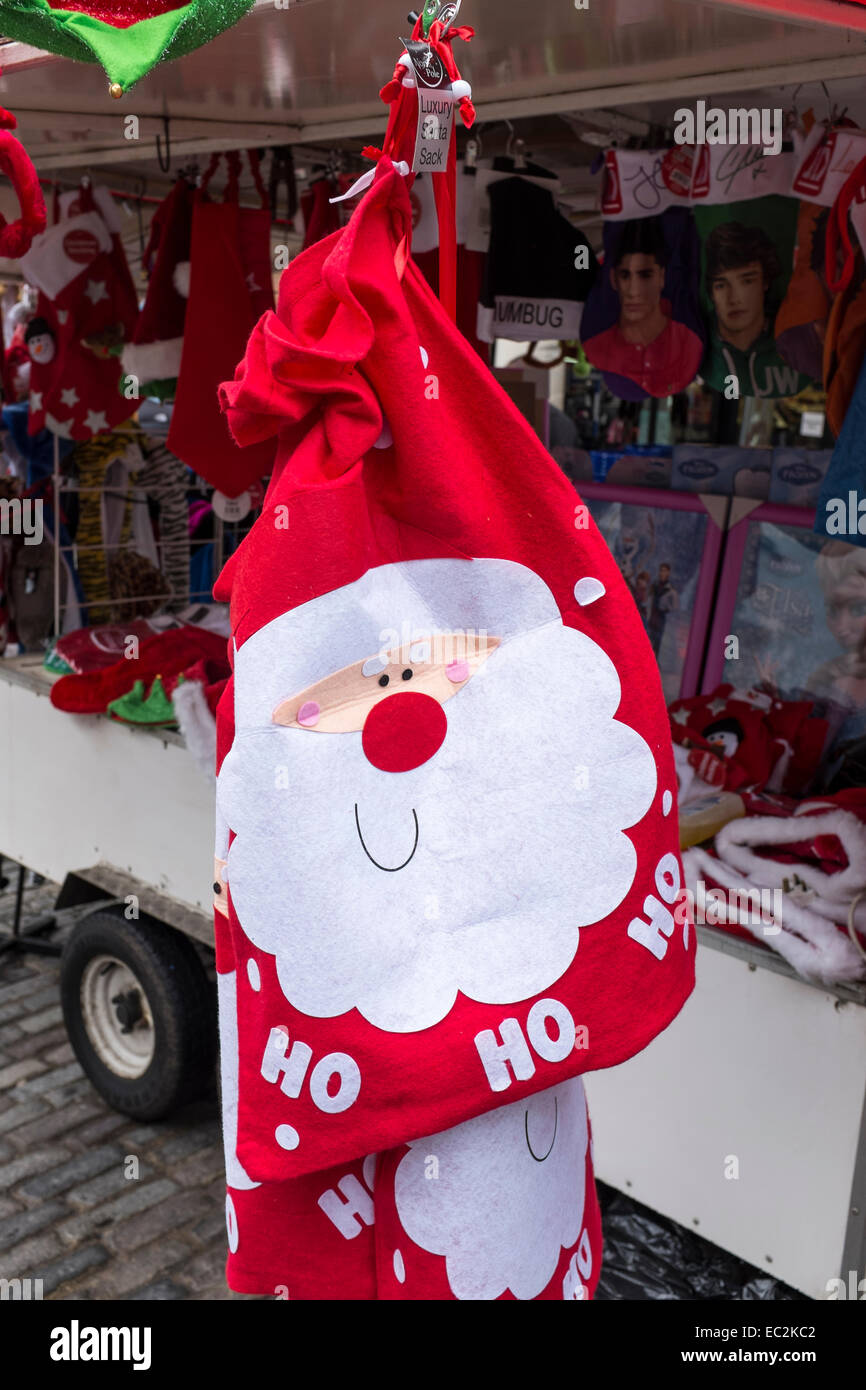 Der Weihnachtsmann (Santa Claus) Sack für den Verkauf auf einem Marktstand. Stockfoto