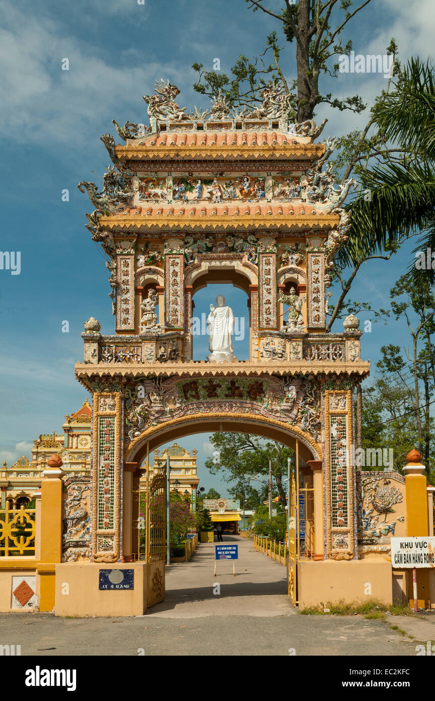 Eingang zum Vinh Trang Pagode, My Tho, Vietnam Stockfoto