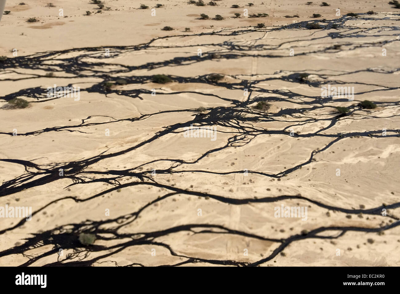 (141208)--JERUSALEM, 8. Dezember 2014 (Xinhua)--Handout Luftbild zur Verfügung gestellt durch das israelische Ministerium für Umweltschutz eine große Öl verschütten, verursacht durch eine Öl-Pipeline verletzt während der Wartung in der Arava-Wüste, Südisrael, am 4. Dezember 2014 zeigt. Eine israelische Pipeline-Unternehmen, deren Pipeline letzte Woche verletzt wurde, räumte ein, dass die Ölpest mindestens dreimal größer als zuvor berichtet, Umweltministerium Schutz Israels, sagte am Montag. (Xinhua/JINI/israelische ENVIROMENTAL PROTECTION MINSTRY) Stockfoto