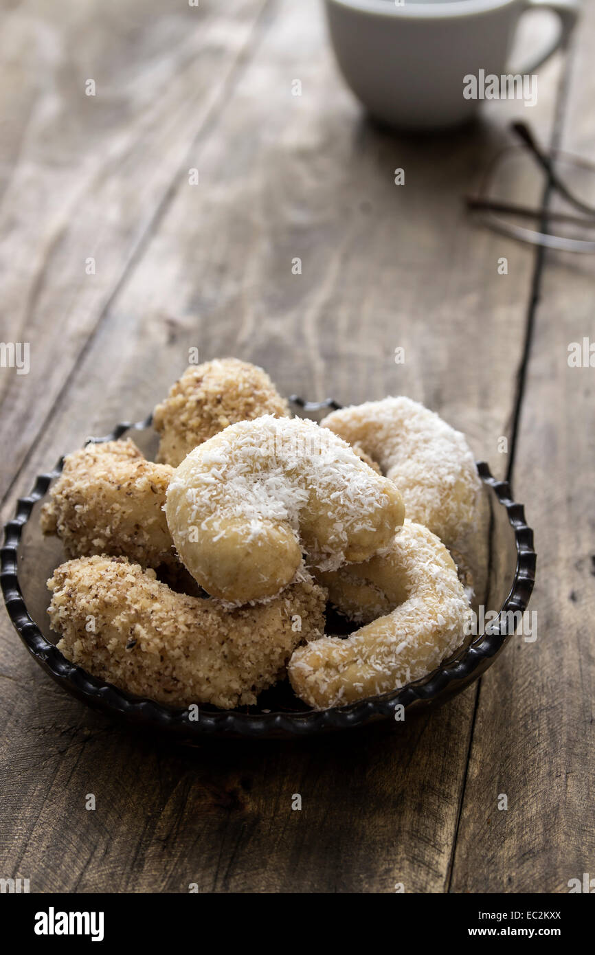 Hausgemachte Walnuss Cookies auf Platte über rustikale Hintergrund Stockfoto