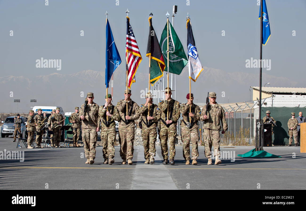 ISAF Color Guard marschiert während der ISAF Joint Command und Airborne Corps Farbe Gehäuse Zeremonie wie NATO offiziell Kampfeinsätzen in Afghanistan 13 Jahre beendet nach der Invasion, um während einer Zeremonie 8. Dezember 2014 in Kabul, Afghanistan der Taliban-Herrschaft zu beenden. Stockfoto