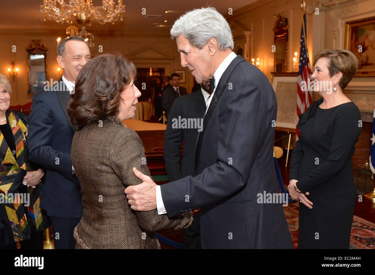 US-Außenminister John Kerry grüßt Komödiantin Lily Tomlin vor dem Mittagessen für die 2014 Kennedy Center Honorees an das Department of State 6. Dezember 2014 in Washington, D.C. Stockfoto