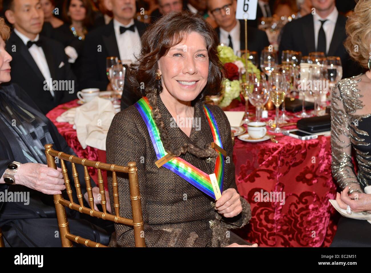 Komödiantin Lily Tomlin lächelt nach Erhalt ihr Kennedy Center Honors Medaillon eines Abendessens für die 2014 Kennedy Center Honorees an das Department of State 6. Dezember 2014 in Washington, D.C. Stockfoto