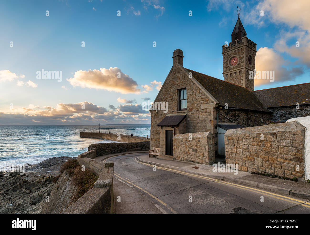 Am frühen Abend an der alte Uhrturm am Hafendamm einer kleine Fsihing Stadt in Cornwall Stockfoto