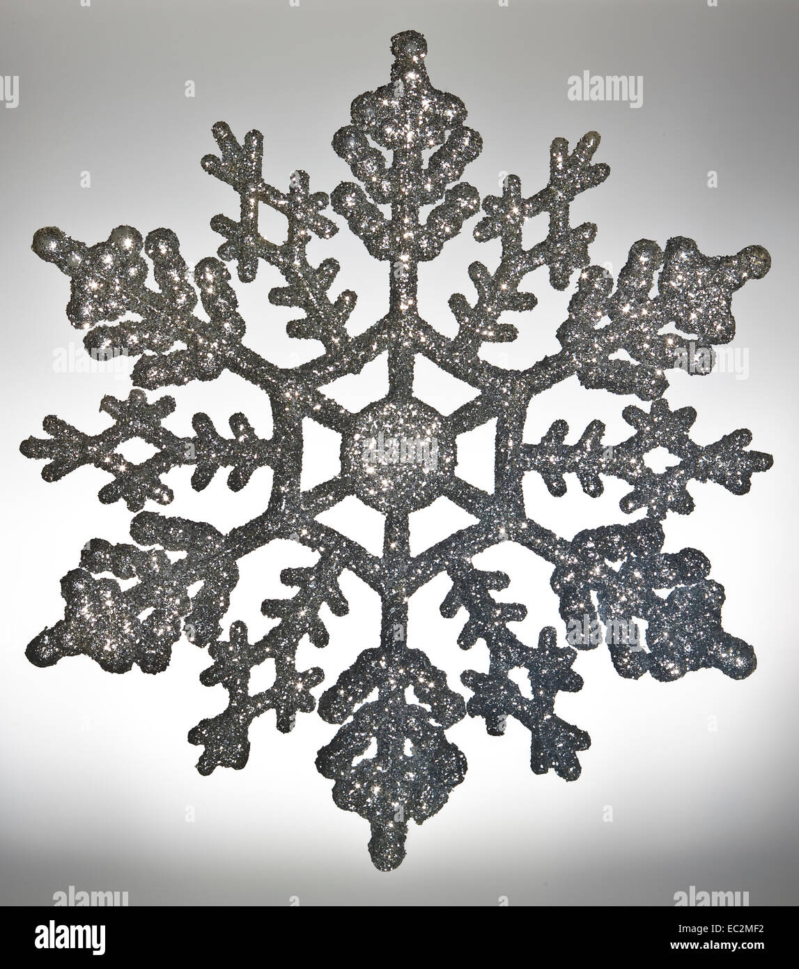 glänzende Kristall Snow Flake Schneeflocke gegen weiße bkg Stockfoto