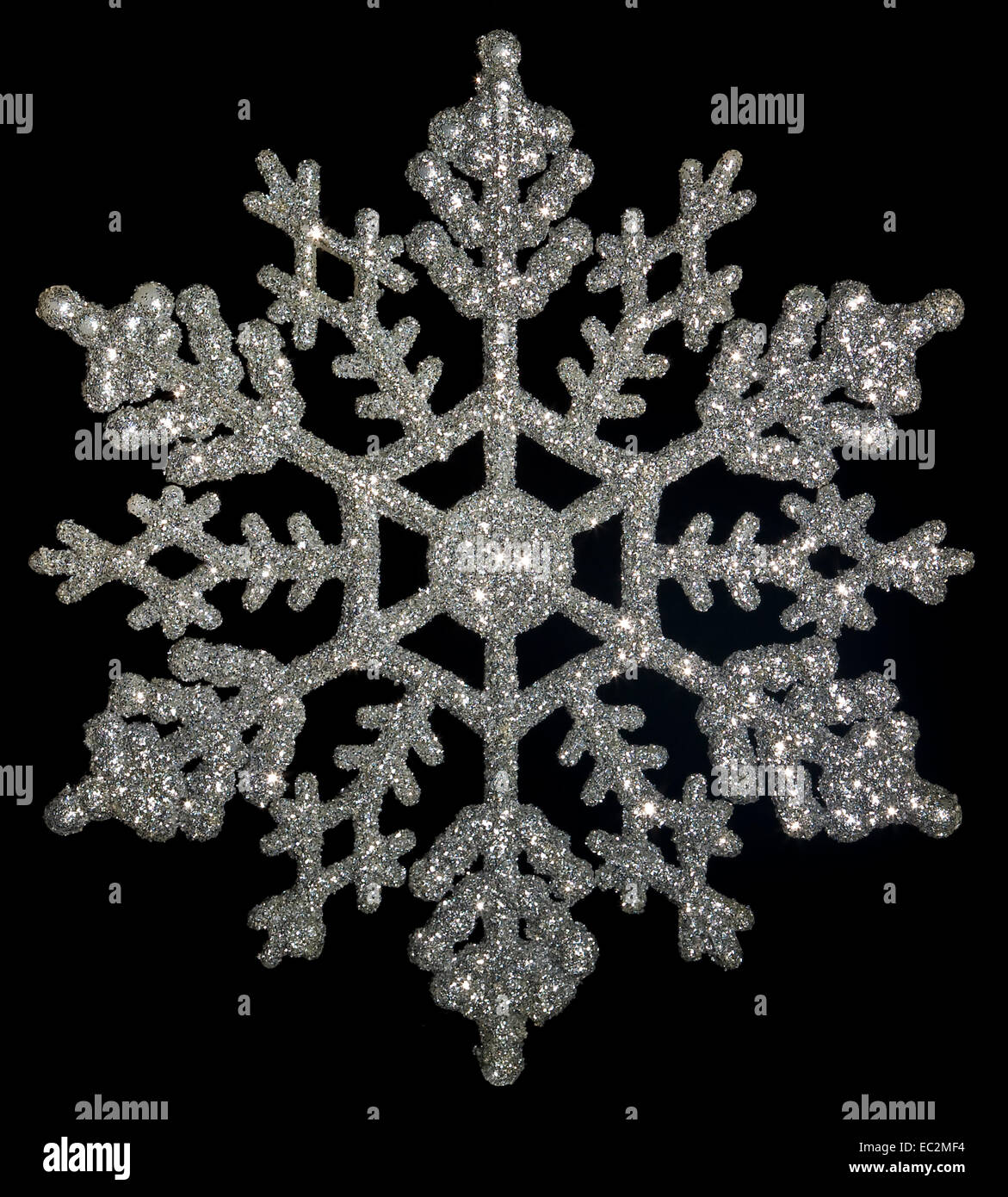 glänzende Kristall Snow Flake Schneeflocke gegen schwarze bkg Stockfoto