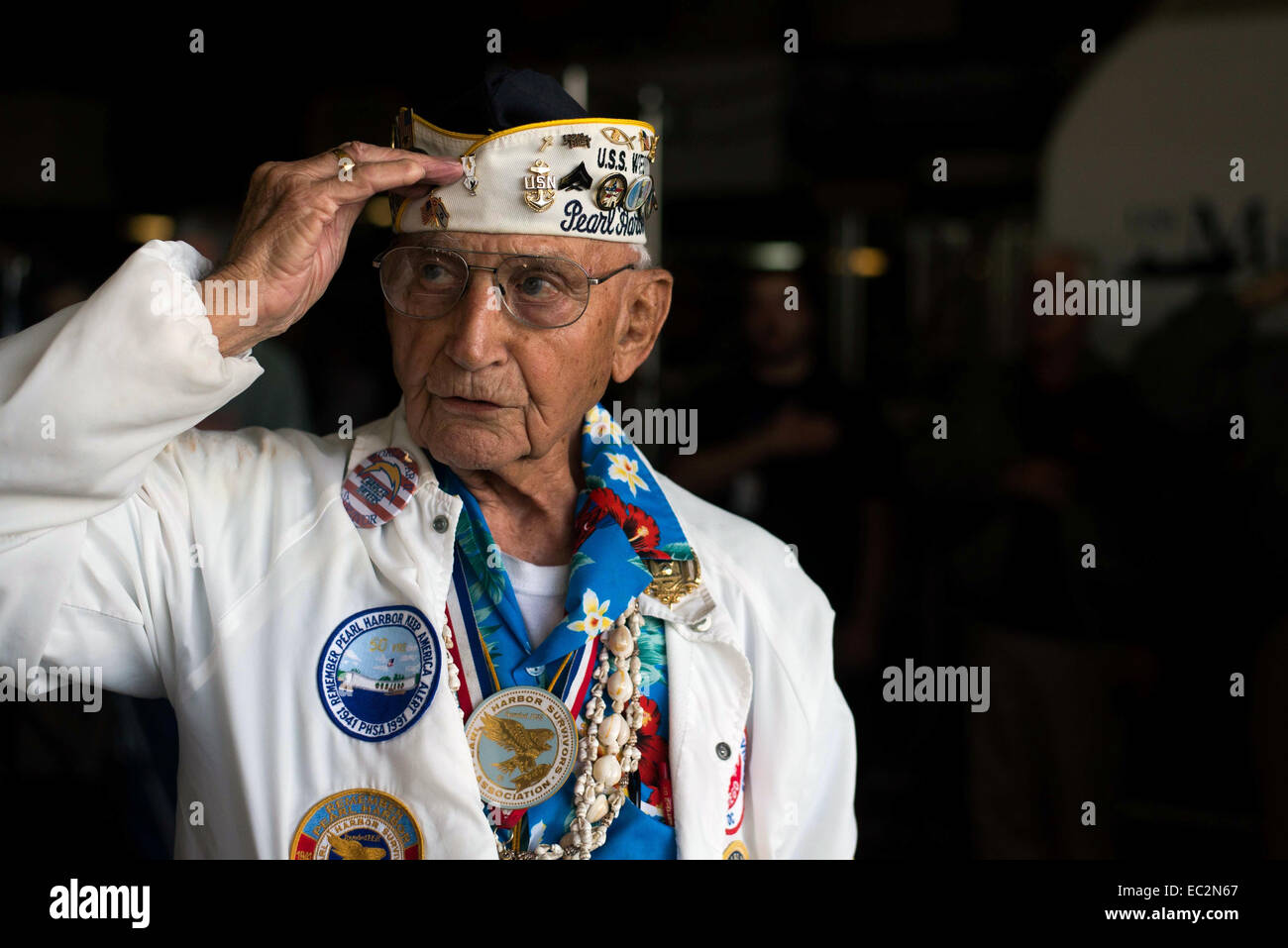 Stu Hedley, Präsident des Vereins Pearl Harbor Überlebenden, salutiert während Zeremonien an der 73. Jahrestag Gedenken an Bord der USS Midway 7. Dezember 2014 in Pearl Harbor, Hawaii. Pearl Harbor wurde von japanischen Truppen am 7. Dezember 1941 angegriffen. Stockfoto