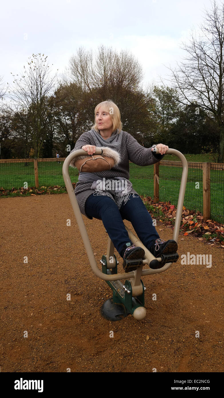 November 2014 - Reife Dame auf einem Outdoor-Trainingsgerät in New Barn Park, Swanley, Kent, England, UK Stockfoto