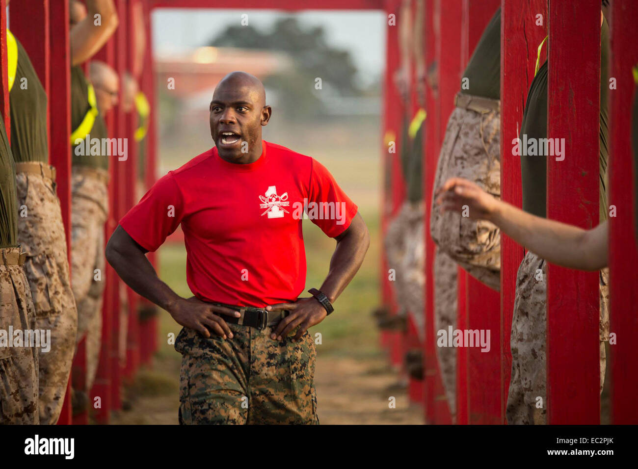 Ein US-Marine Drill Instructor motiviert Rekruten während körperliches Training im Marine Corps Recruit Depot während Bootcamp 8. Dezember 2014 in Parris Island, South Carolina. Stockfoto