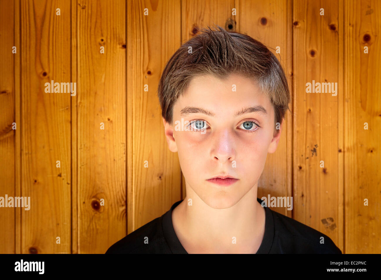 Porträt von einem schönen Teenager vor einer Holzbohle Wand Stockfoto