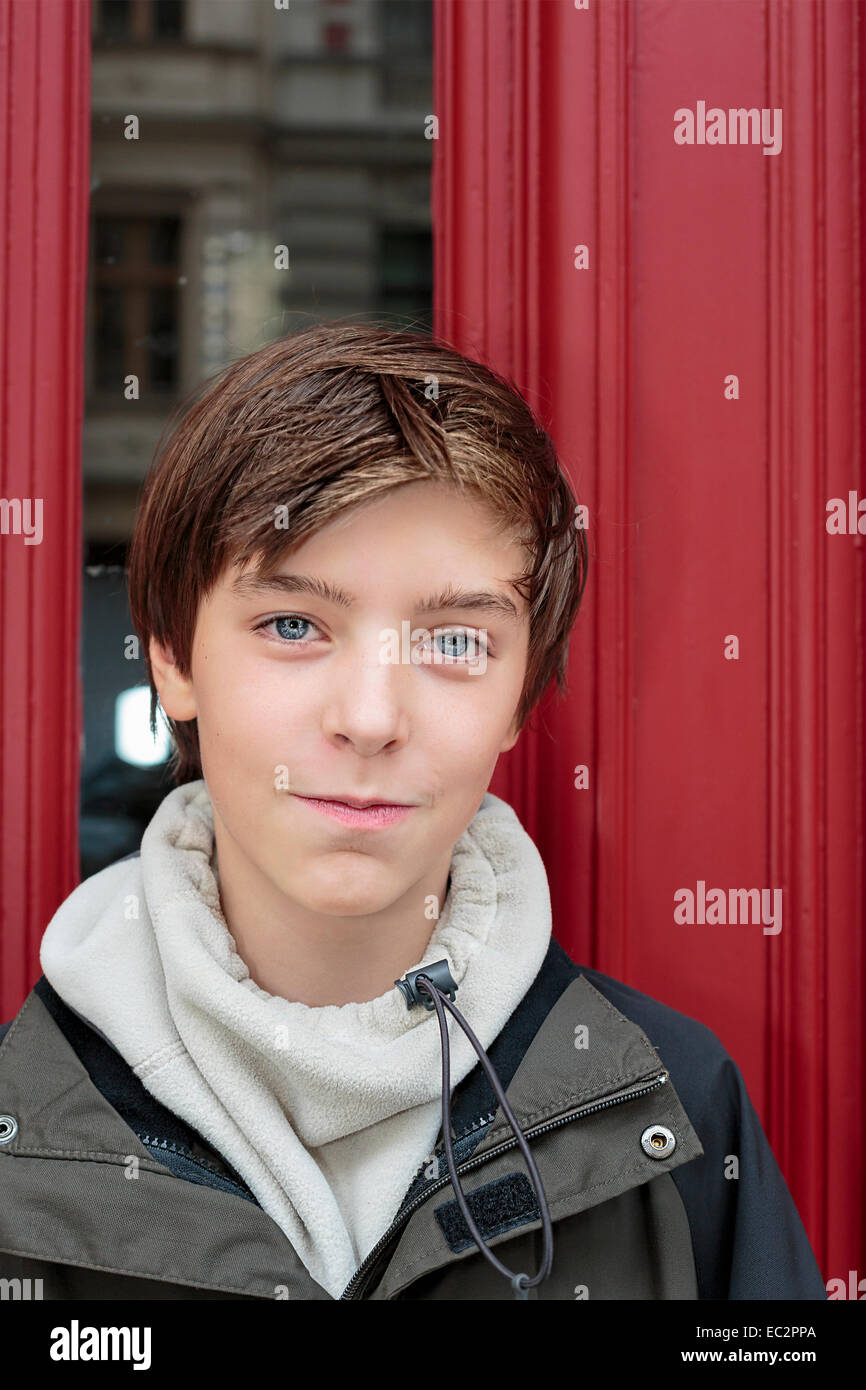 Porträt von einem schönen Teenager vor einer roten Tür Stockfoto