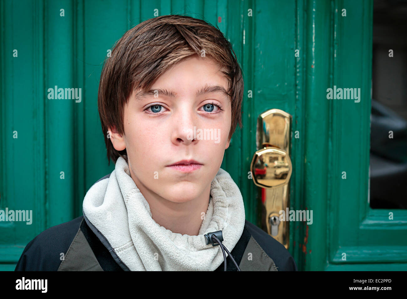 Porträt von einem schönen Teenager vor einer grünen Tür Stockfoto