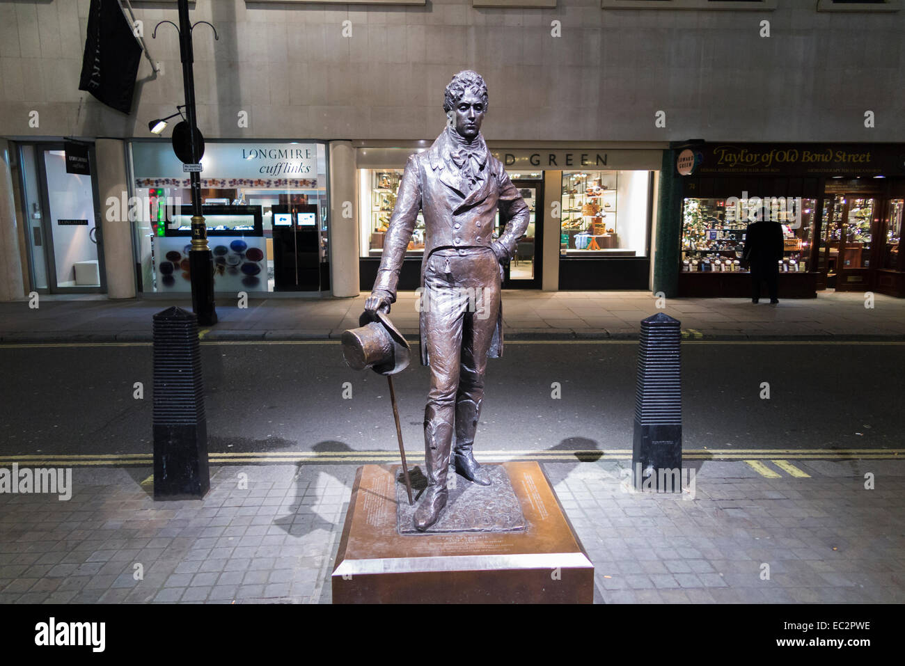Am Straßenrand Statue von Beau Brummell, einem berühmten georgischen Dandy, von Irena Sedlecka, in der Jermyn Street im West End von London, in der Nacht Stockfoto