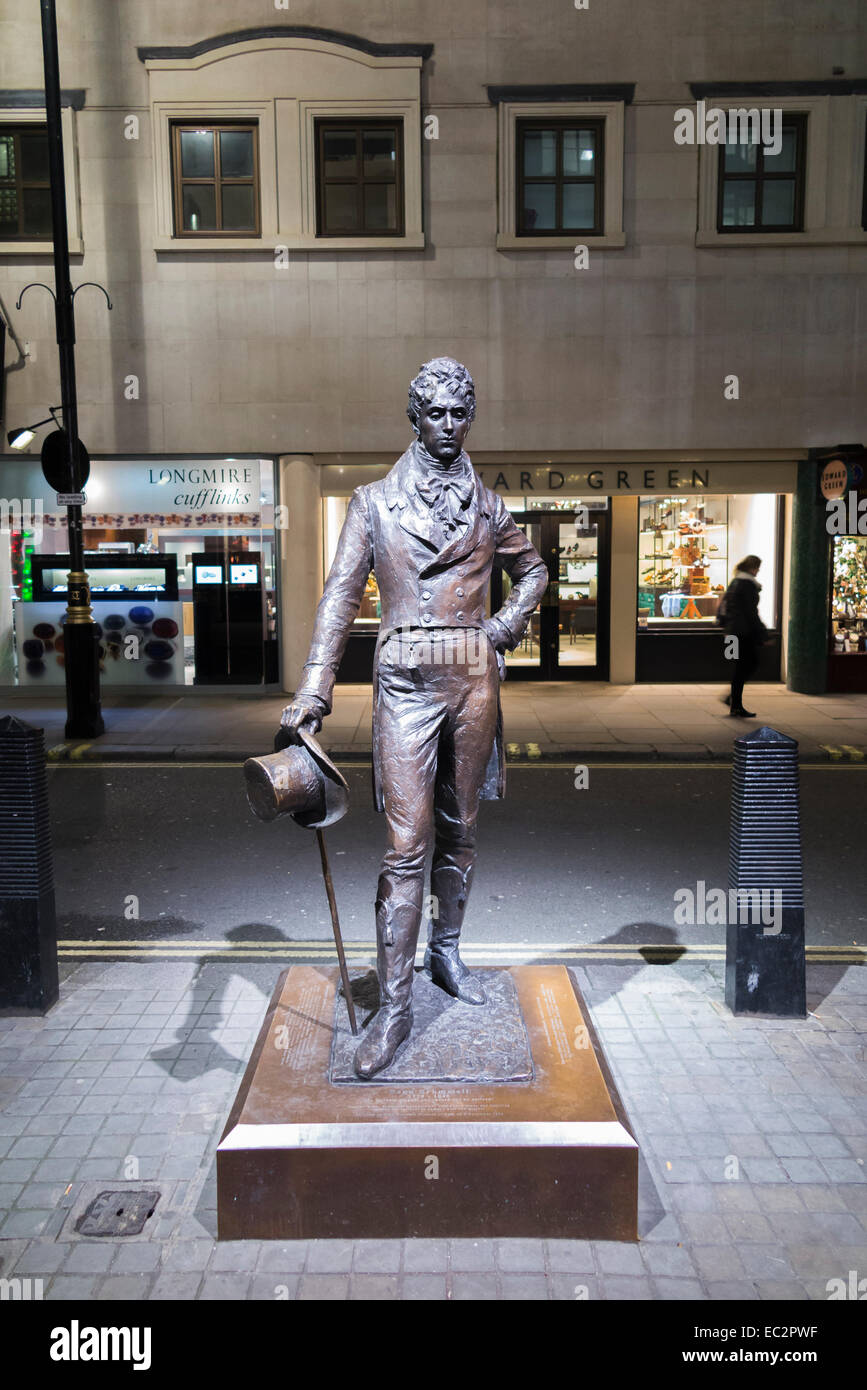 Am Straßenrand Statue von Beau Brummell, einem berühmten georgischen Dandy, von Irena Sedlecka, in der Jermyn Street im West End von London, in der Nacht Stockfoto