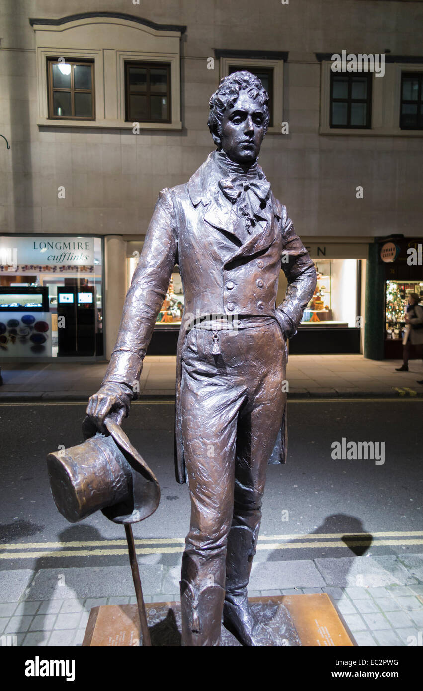 Am Straßenrand Statue von Beau Brummell, einem berühmten georgischen Dandy, von Irena Sedlecka, in der Jermyn Street im West End von London, in der Nacht Stockfoto