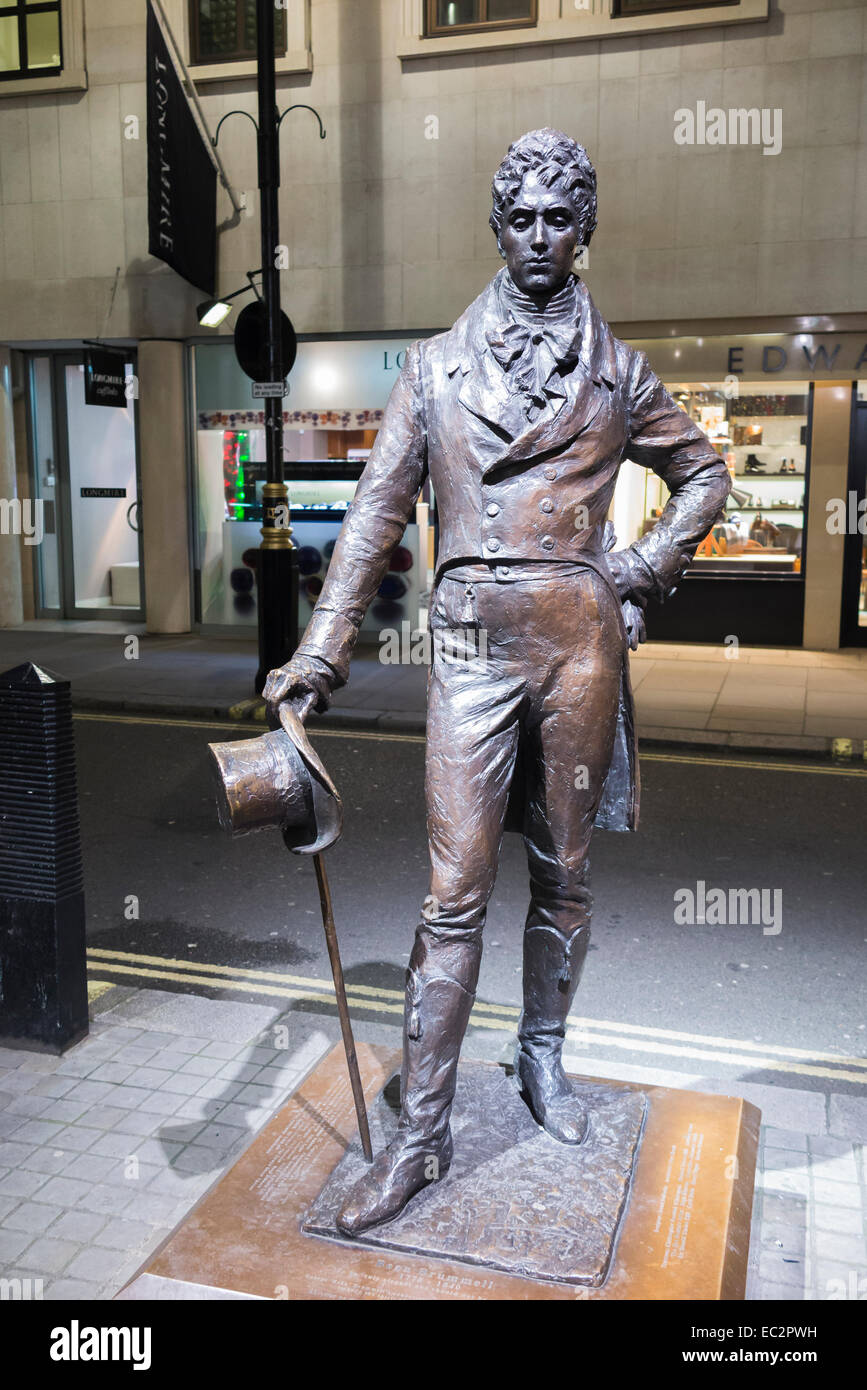 Am Straßenrand Statue von Beau Brummell, einem berühmten georgischen Dandy, von Irena Sedlecka, in der Jermyn Street im West End von London, in der Nacht Stockfoto