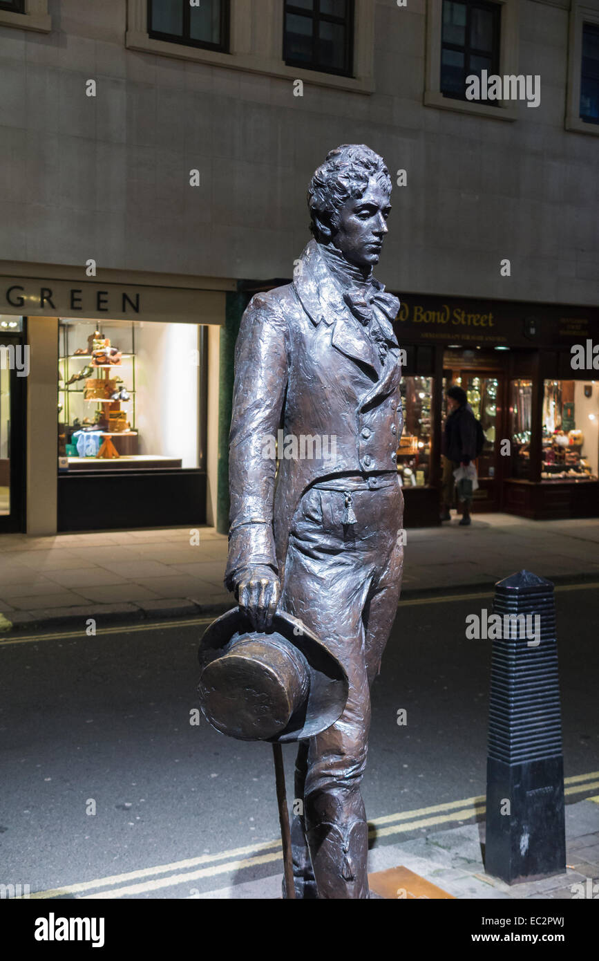 Am Straßenrand Statue von Beau Brummell, einem berühmten georgischen Dandy, von Irena Sedlecka, in der Jermyn Street im West End von London, in der Nacht Stockfoto