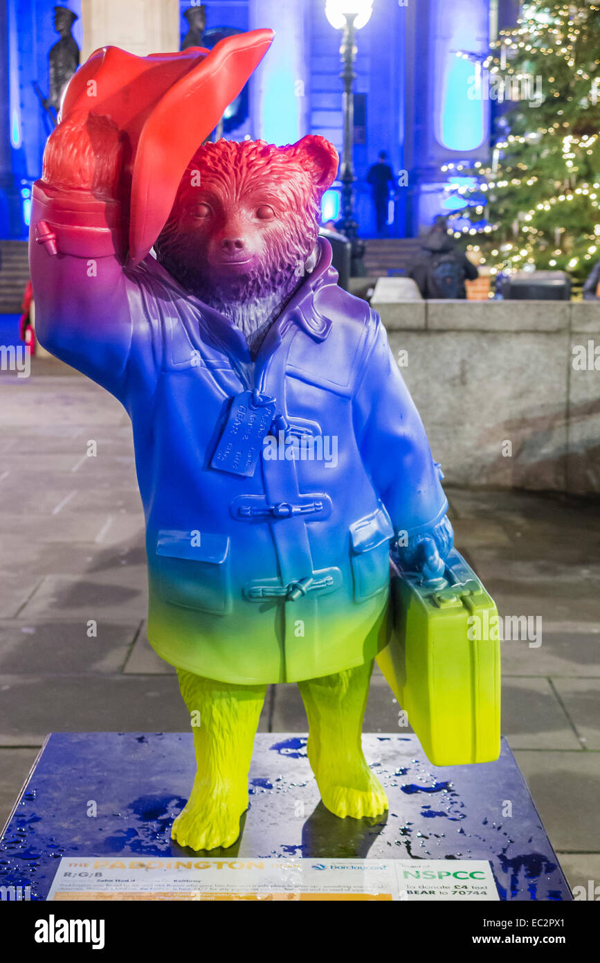 Bunte Statue von Paddington Bär Förderung der Film außerhalb der blau beleuchtete Royal Exchange, London, zugunsten der NSPCC, bei Nacht Stockfoto