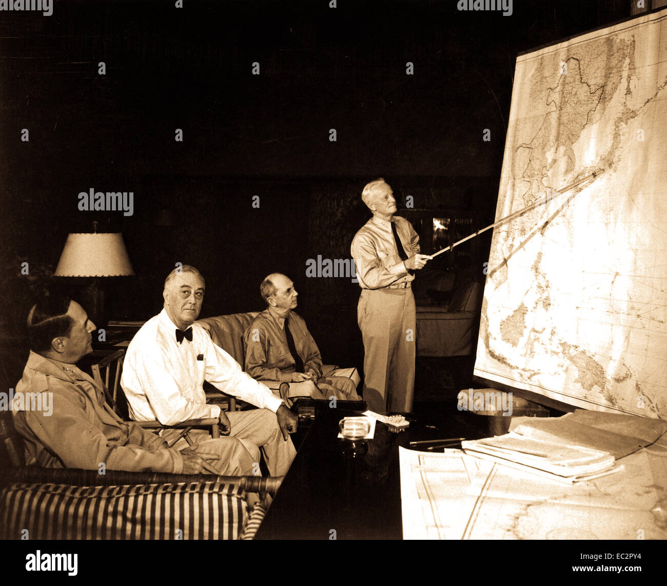 Präsident Franklin D. Roosevelt in Konferenz mit General Douglas MacArthur, Admiral Chester Nimitz, Admiral W. D. Leahy, während auf Tour in den Hawaii-Inseln.  1944. Stockfoto