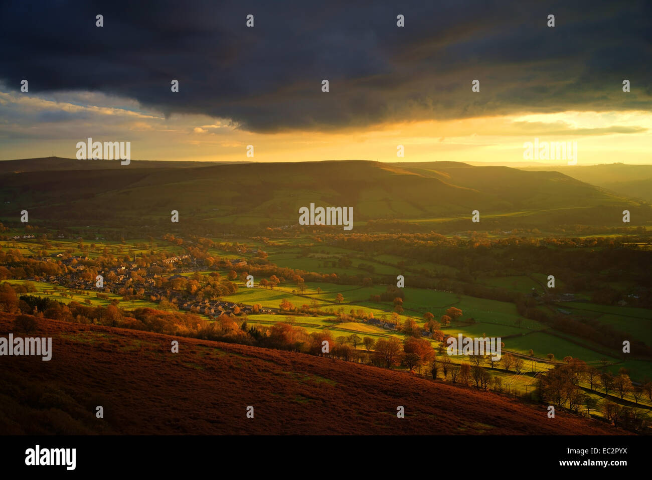 Großbritannien, Derbyshire, Peak District, Bamford Village und Hope Valley ab Bamford Edge. Stockfoto