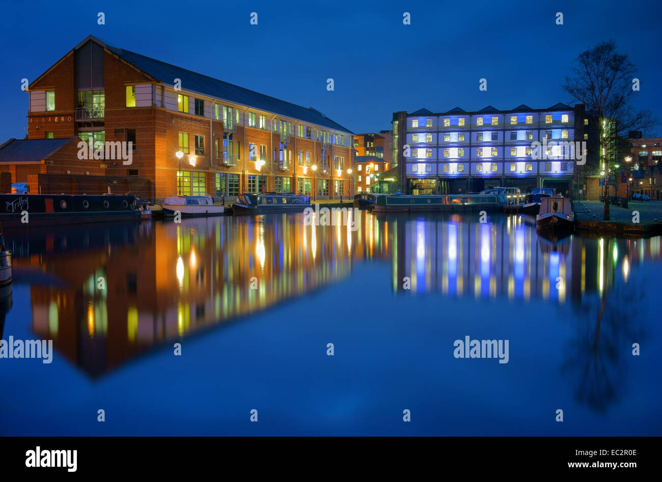 UK, South Yorkshire, Sheffield, Victoria Kais Reflexionen in der Nacht Stockfoto