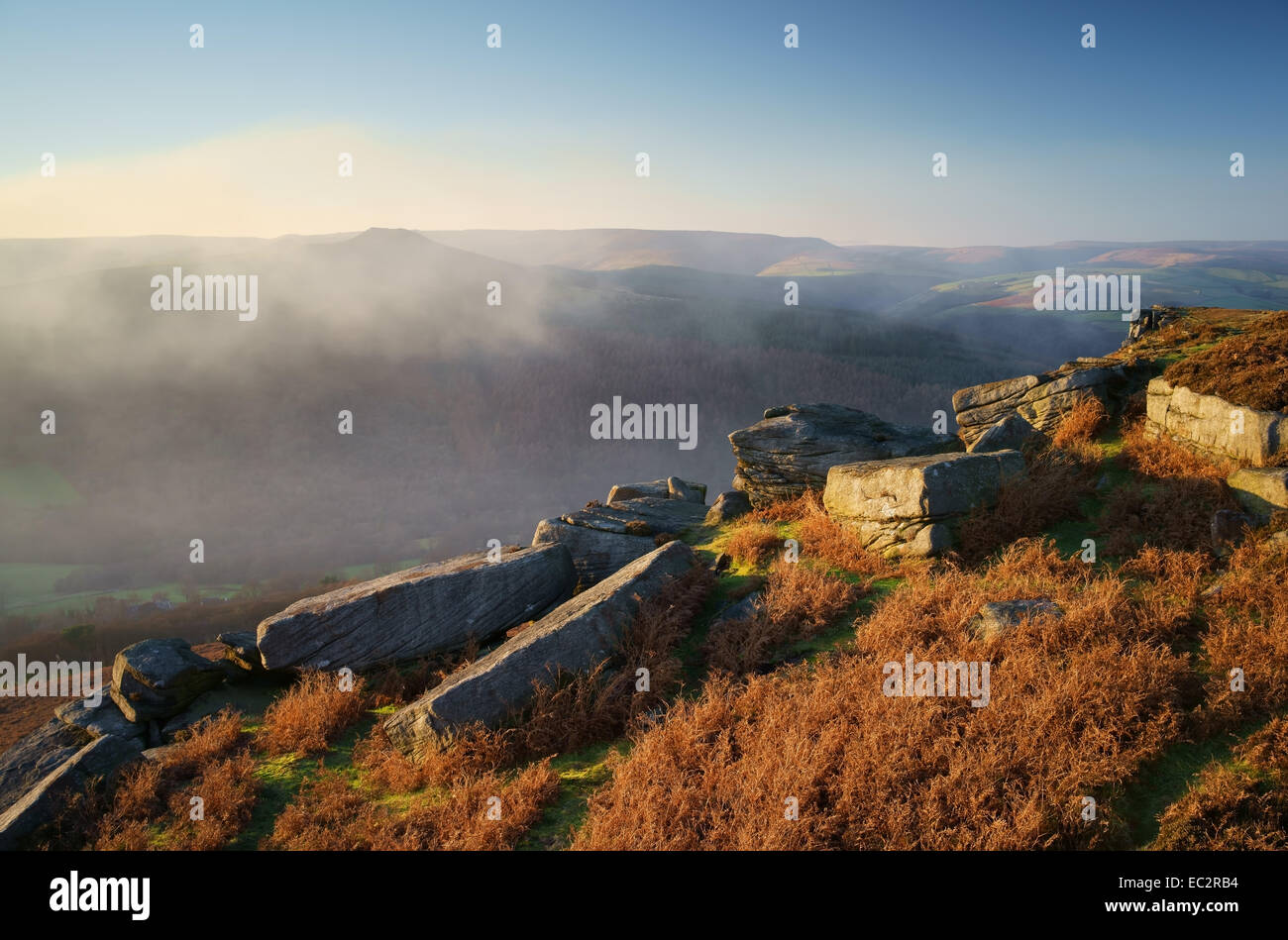Großbritannien, Derbyshire, Peak District, Bamford Edge und Win Hill With Mist im Derwent Valley. Stockfoto
