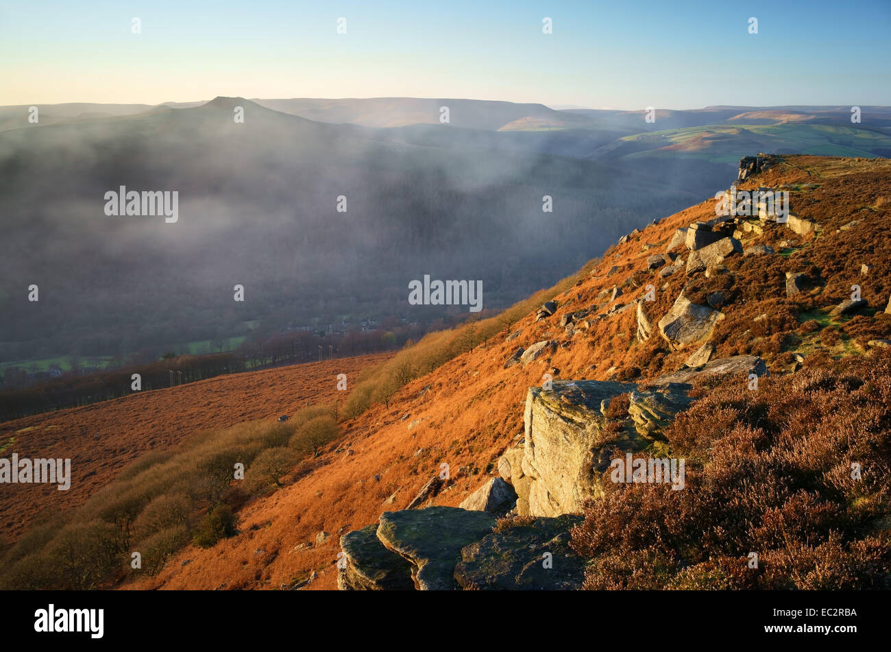 Großbritannien, Derbyshire, Peak District, Bamford Edge und Win Hill With Mist im Derwent Valley. Stockfoto