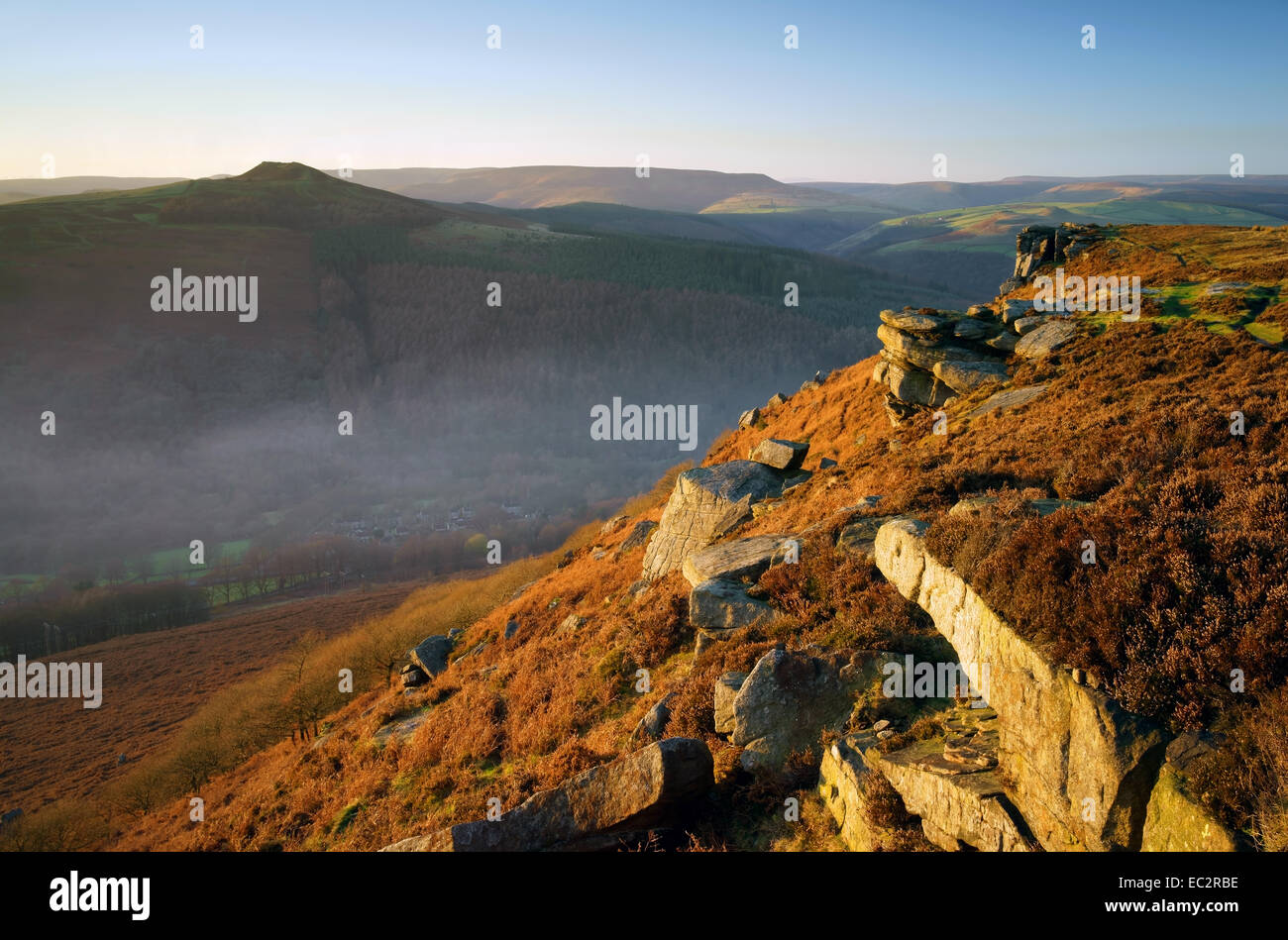 Großbritannien, Derbyshire, Peak District, Bamford Edge und Win Hill With Mist im Derwent Valley. Stockfoto