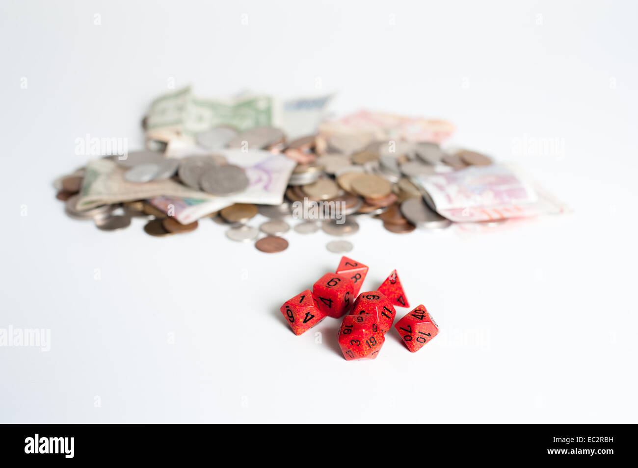 Roter Würfel mit Schwerpunkt Geld im Hintergrund aus Stockfoto