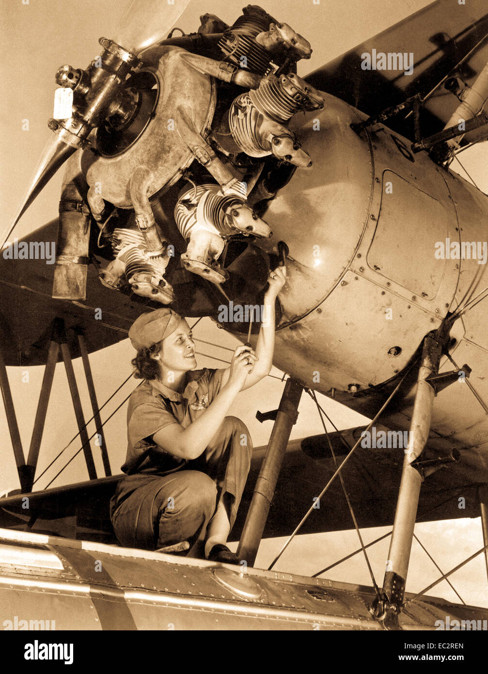 Mary Josephine Farley, der um 20 Uhr einen erstklassig Mechaniker gilt, arbeiten auf einem Wright Whirlwind Flugzeug Motor, die sie auf der Naval Air Base wieder aufgebaut.  Mädchen wie Miss Farley tragen dazu bei, um unsere kämpfenden Schiffe fliegen zu halten.  Oktober 1942.  Foto von Howard R. Hollem. (OWI) Stockfoto