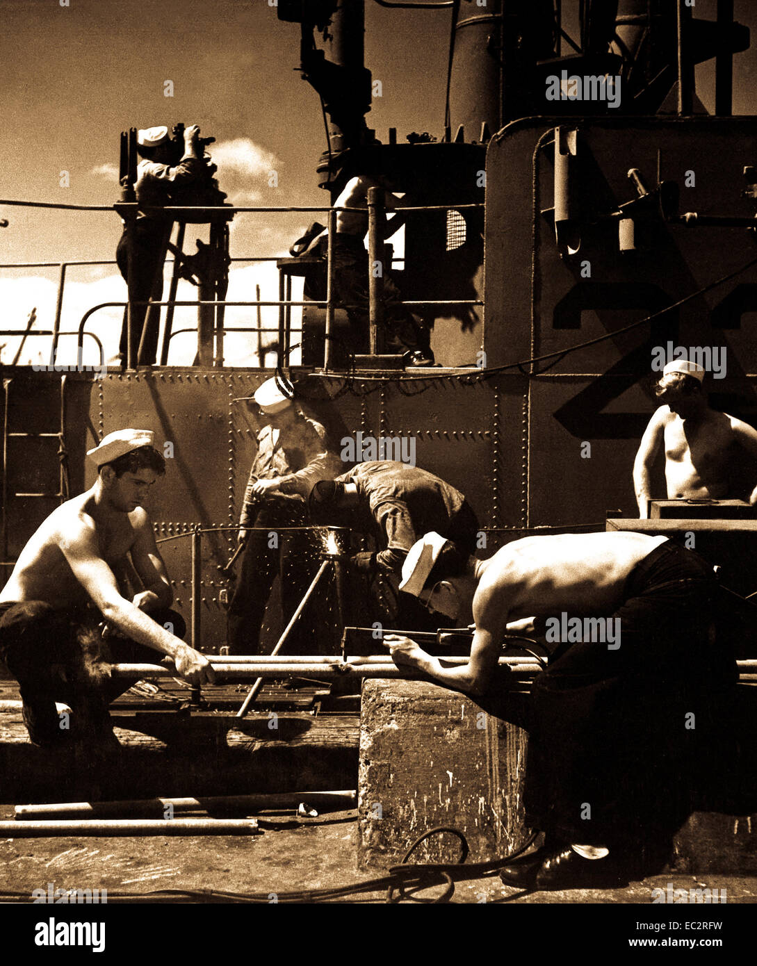 Einberufene Männer reparieren und überprüfen Sie die Instrumente an Bord eines u-Bootes gerade zurück nach Pearl Harbor, Hawaii.  Mai 1945.  Foto von Lt. einer Horace Bristol.  (Marine) Stockfoto