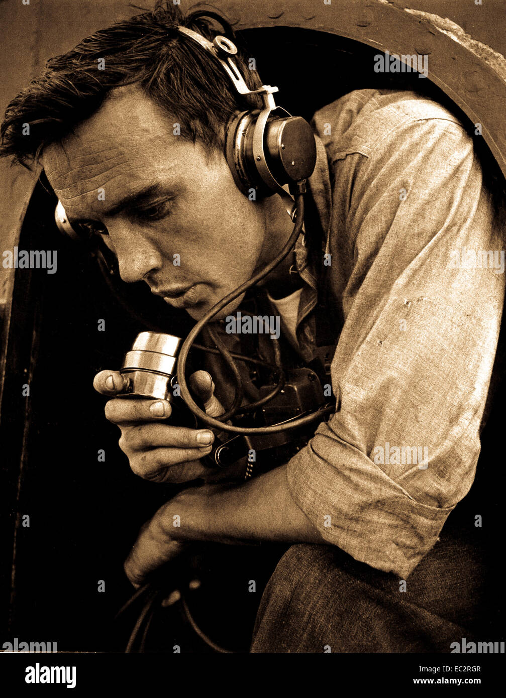 Auf der Brücke des US-u-Boot am u-Boot-Basis New London, Connecticut  Relays Befehle zum schnellen brennen 20mm Kanoniere.  August 1943.  Lt. einer Charles Fenno Jacobs.  (Marine) Stockfoto