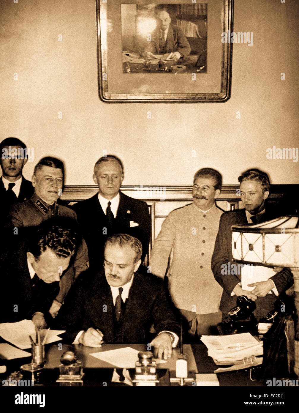 Sowjetischen Außenministers Molotov unterzeichnet der Deutsch-sowjetischen Nichtangriffspakt; Joachim von Ribbentrop und Josef Stalin stehen hinter ihm, Moskau, 23. August 1939 Stockfoto
