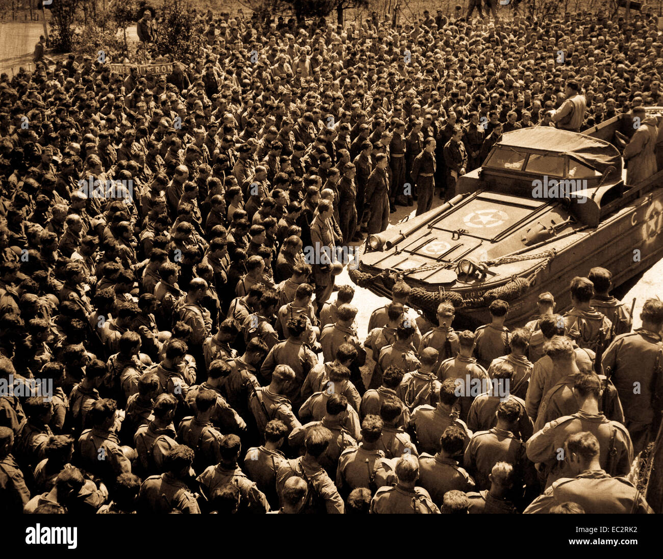 Lt.Col. Woran, Kaplan des 10. Berg div., führt eine Gruppe von Menschen im Gebet am torboli am Tag nach der bedingungslosen Kapitulation der deutschen Truppen in Italien. 3. Mai 1945. Bull. (Armee) Stockfoto