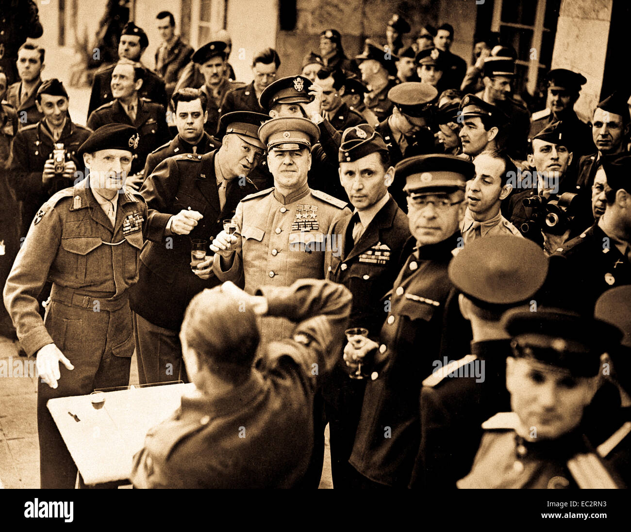Marschall Schukow schmückt Feldmarschall Montgomery mit der Russischen um des Sieges. Allied Häuptlinge, die cermony gen teil. Eisenhowers Hauptquartier in Frankfurt zu trinken ein Toast. 10. Juni 1945. britischen Beamten. (Owi) Stockfoto