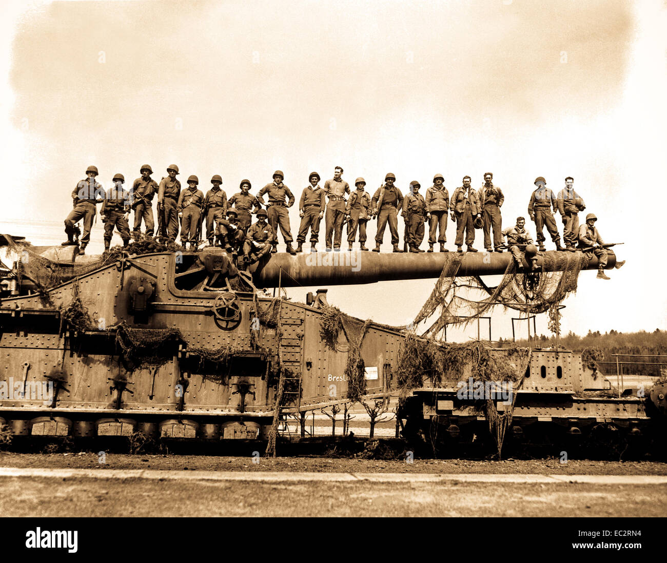 Mammut 274-mm-railroad Gun in den usa siebten Armee voraus gefangen in der Nähe von rentwertshausen hält leicht diese 22 Männer auf dem Barrel gesäumt. Obwohl eines 1887 französisches Design, die Waffe packs einen mächtigen Bums. 10. april 1945. t 5 c Pat. w. Kohl. (Armee) Stockfoto