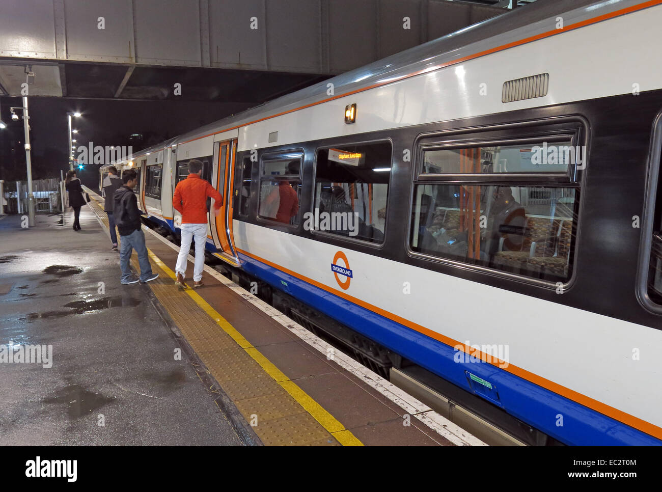 Clapham Junction Railway Station in der Nacht, London Overground Stockfoto