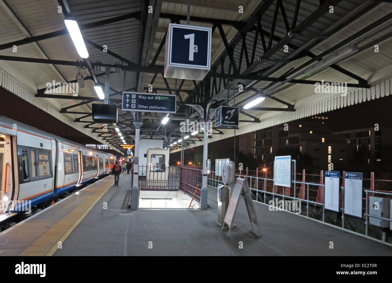 Clapham Junction Plattform bei Nacht, London, England, UK Stockfoto