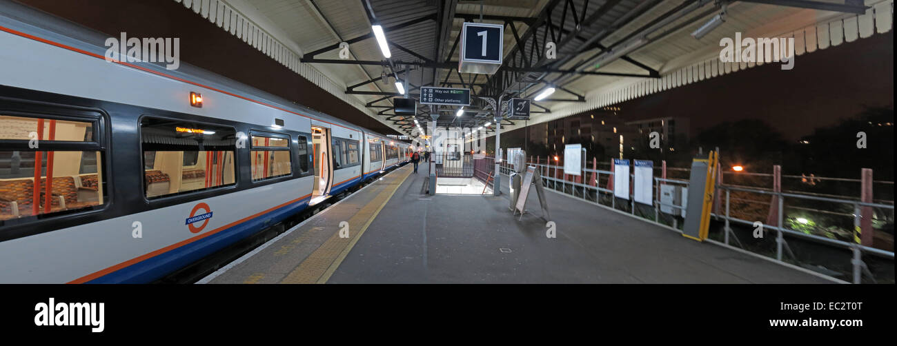 Clapham Junction Plattform bei Nacht, London, England, UK Stockfoto