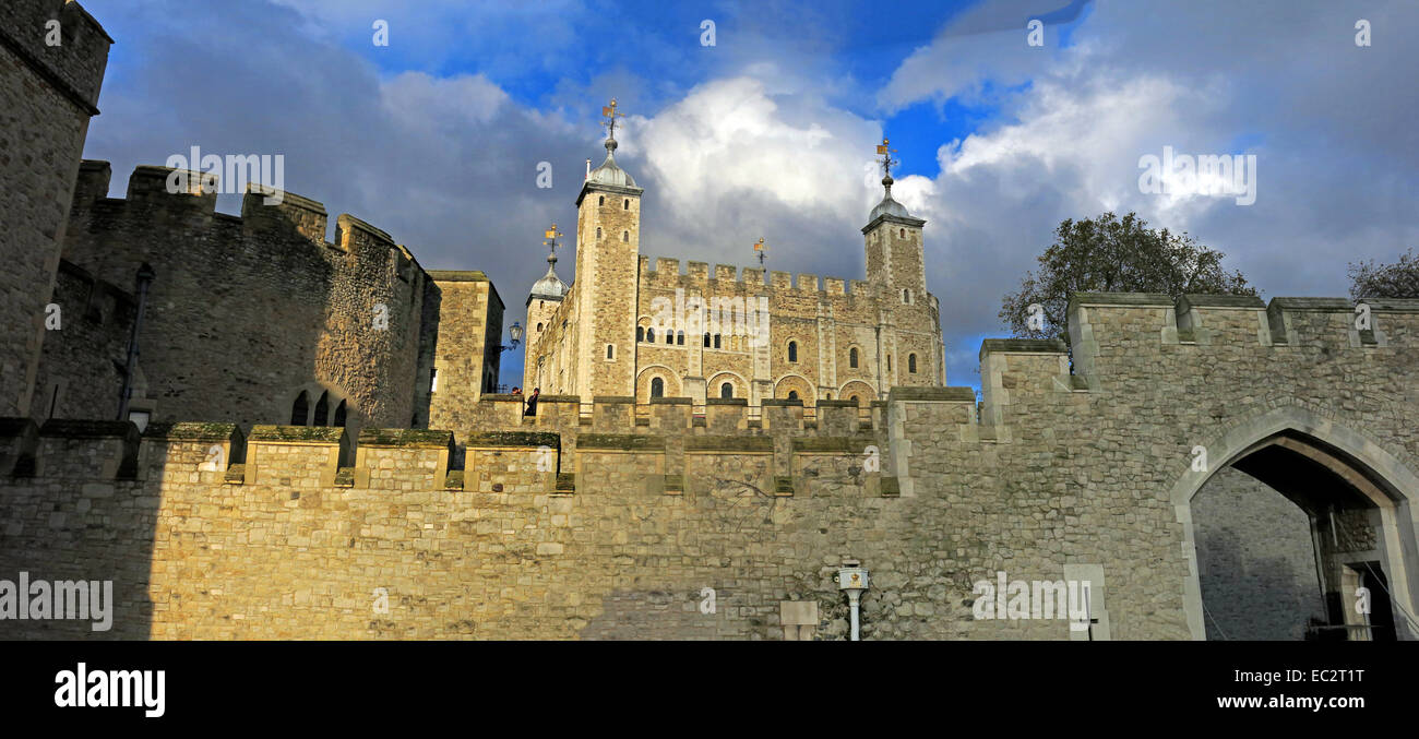 Tower von London, mit dramatischer Himmel, City of London, England, UK Stockfoto