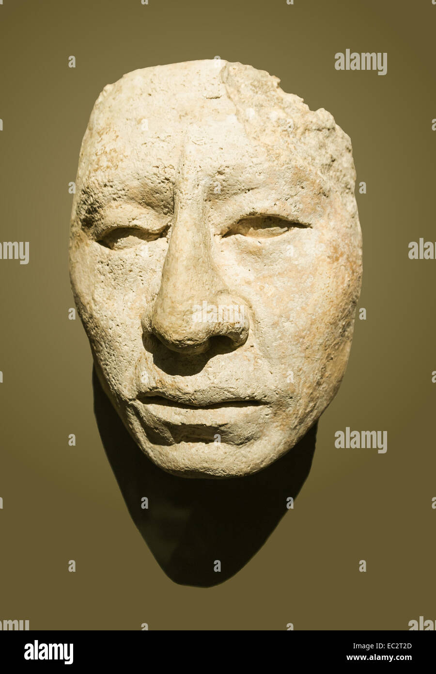 Skulptur eines Maya-Gesichts. Stuck. Klassiker-jüngste Ära (600-900 C.E.). In Palenque gefunden. Aus dem Nationalmuseum für Anthropologie von Mexiko. Auf dem Display in einer temporären Ausstellung "Mayas" am Musée du Quai Branly, Paris. Stockfoto