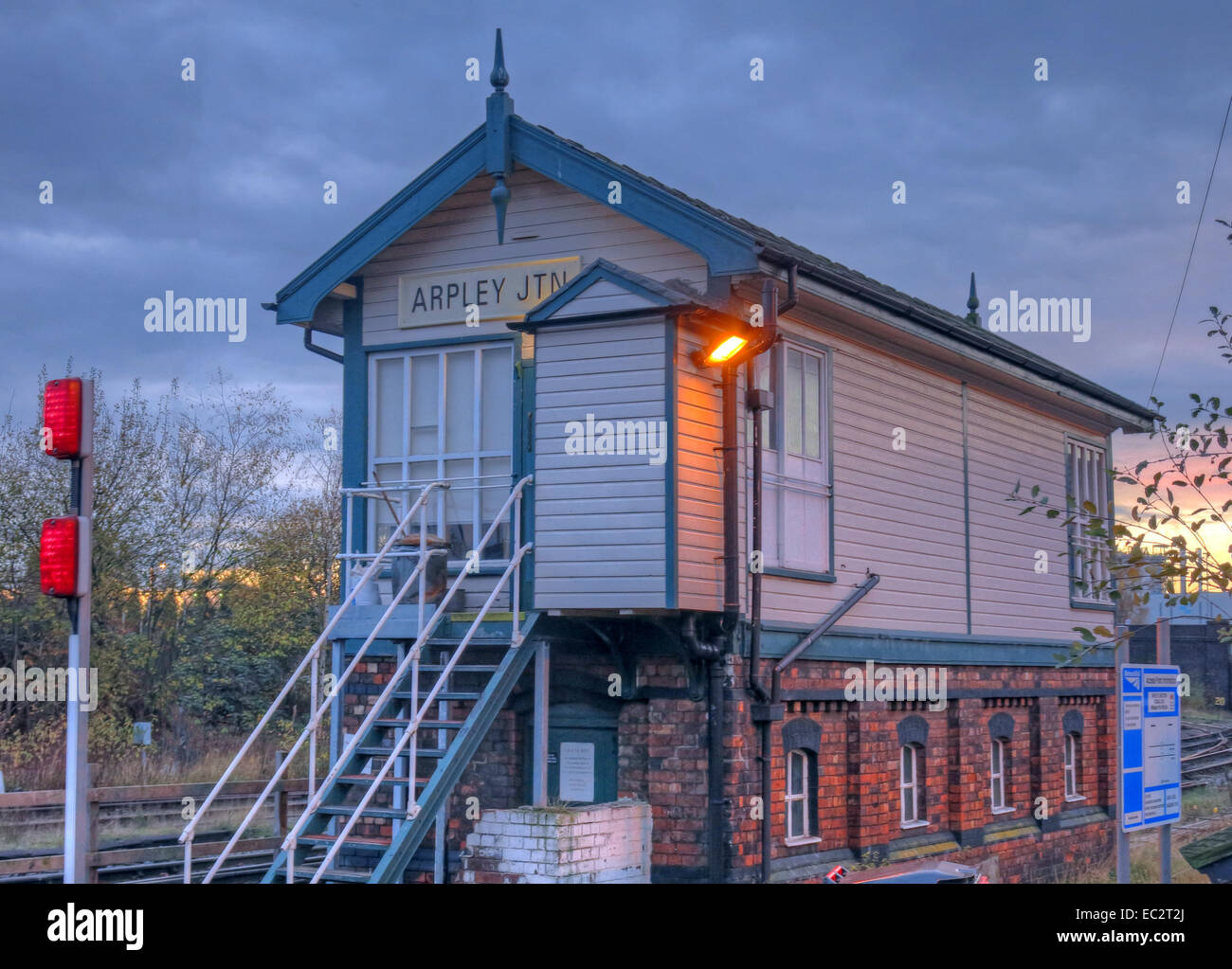 Arpley Junction Signalbox, Warrington, Cheshire, England, UK bei Abenddämmerung - Linien zum Kraftwerk Fiddlers Ferry und Latchford Stockfoto