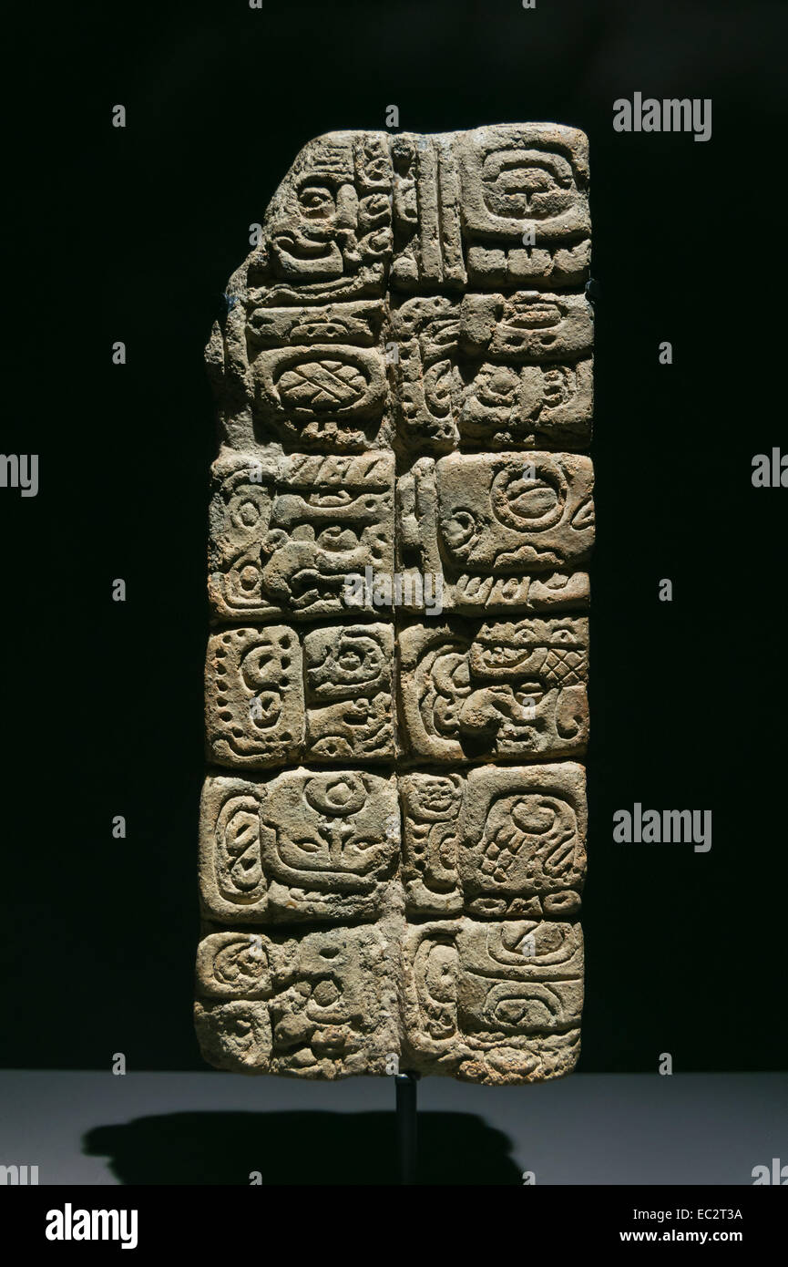 Dieser Stein erinnert an ein Ereignis: ein Geschenk an Gott Achal Te' Chaahk Ohl K'uh (Chaac des Baumes und die Schildkröten, Gott der lebenswichtigen Herd), eine der berühmtesten Maya landwirtschaftliche Gottheiten. Museo de Sitio de Comalcalco, Comalcalco, Tabasco, Mexiko. Stockfoto