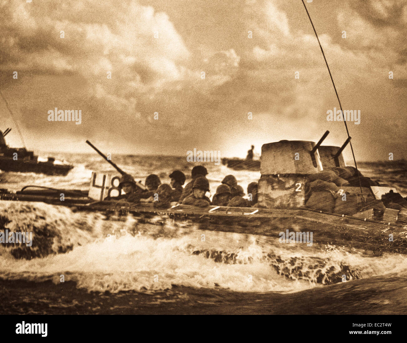 Ein Wasserbüffel, mit Marines geladen, Kannen durch das Meer für die Strände von Tinian Island in der Nähe von Guam gebunden. Juli 1944. (Küstenwache) Stockfoto