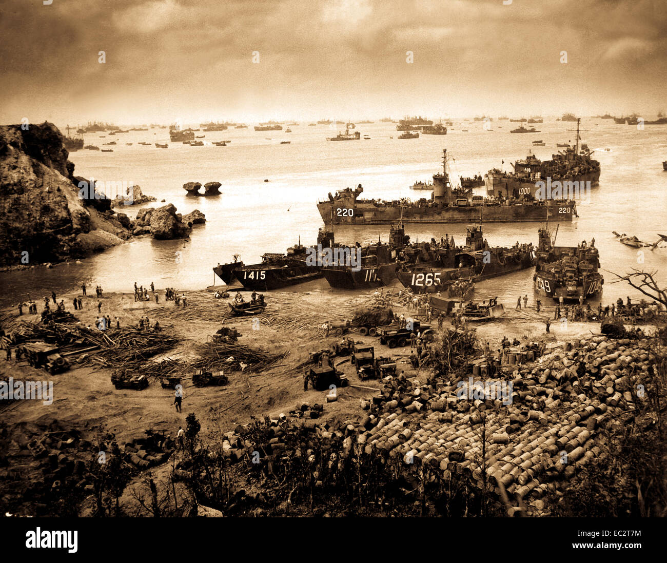 Eine formidable task force schnitzt heraus einen Brückenkopf, etwa 350 km vom japanischen Festland. Landing Craft aller Art zu unterlegen, das Meer, bis zum Horizont, wo die battlewagons, Kreuzer und Zerstörer. Okinawa, 13. April 1945 stehen. (Küstenwache) Stockfoto