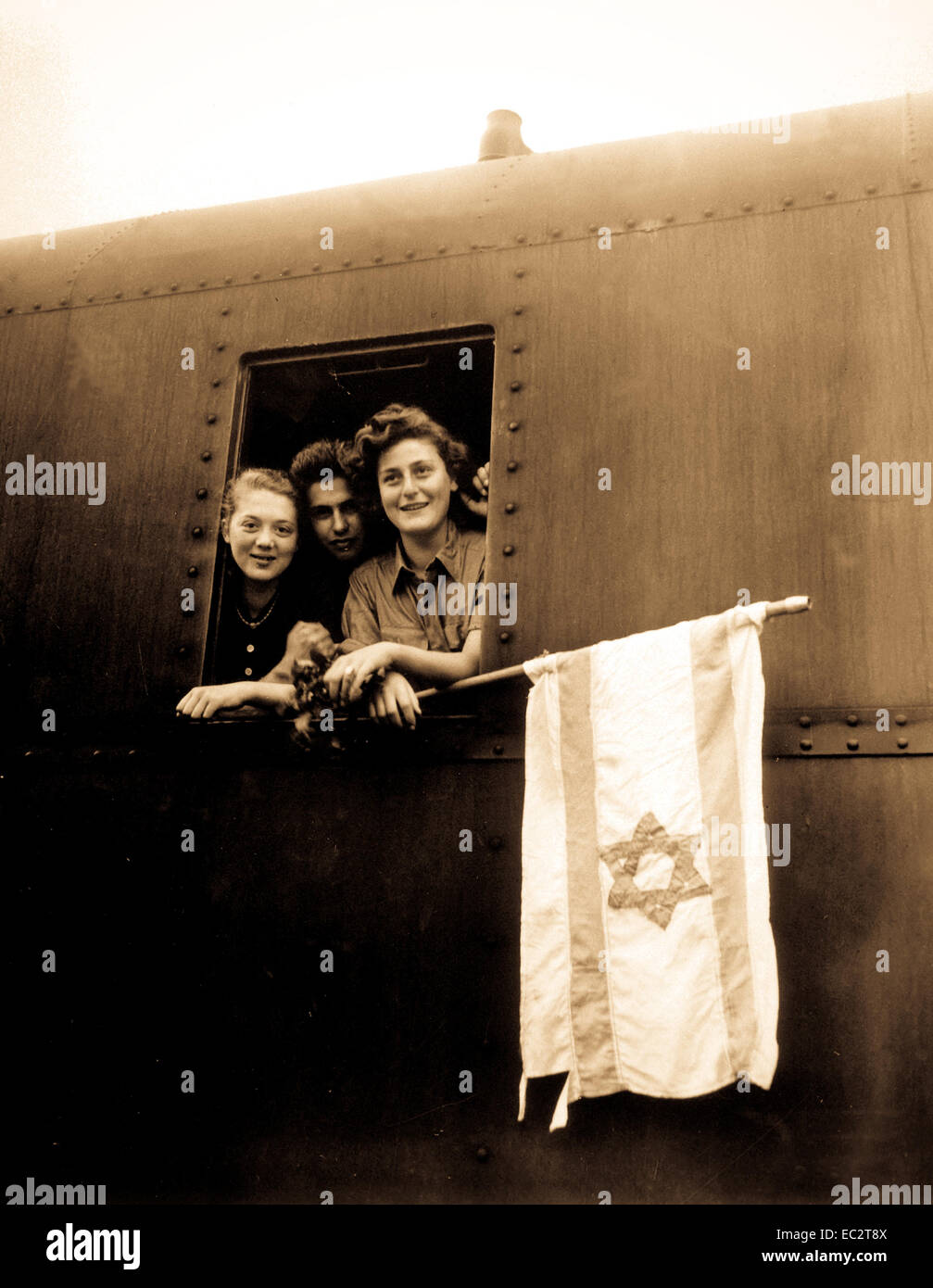 Diese jüdischen Kinder sind auf dem Weg nach aus dem Konzentrationslager Buchenwald freigegeben wurde Palästina. Das Mädchen auf der linken Seite ist aus Polen, der Junge, der in der Mitte aus Lettland, und die Mädchen auf der rechten Seite aus Ungarn. 5. Juni 1945. t4c j. e. Myers. (Armee) Stockfoto