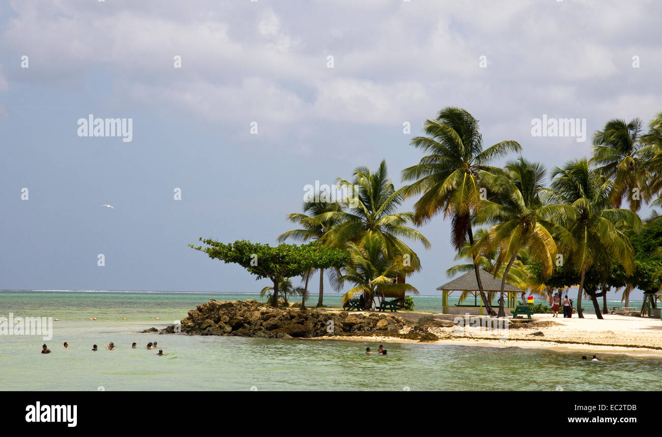 Strand vor Blue Haven Hotel Scarborough Tobago Stockfoto