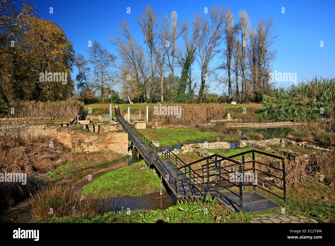 Das Heiligtum der Isis und Vafyras Fluss an der archäologischen Stätte von Dion, Pieria, Mazedonien, Griechenland. Stockfoto