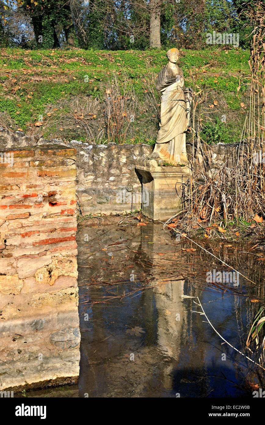 Statue am Heiligtum der Isis, archäologische Stätte von Dion, Pieria, Mazedonien, Griechenland. Stockfoto