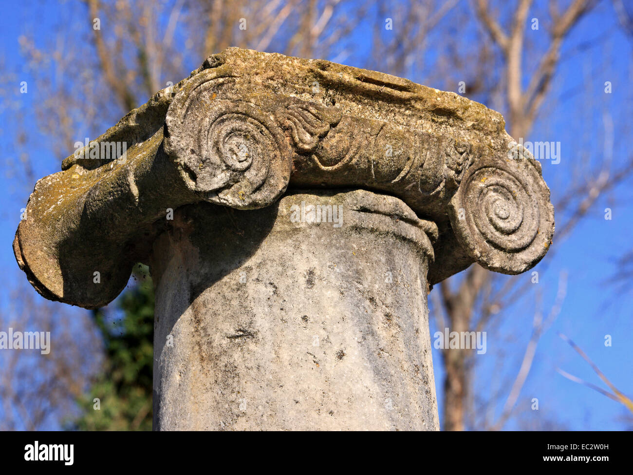 Schöne Spalte Kapital in das Heiligtum der Isis, archäologische Stätte von Dion, Pieria, Mazedonien, Griechenland. Stockfoto